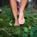 Earthing e Barefooting: l'antica pratica del camminare a piedi nudi
