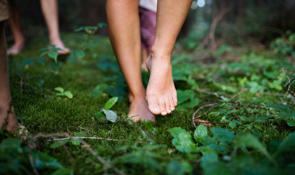 Earthing e Barefooting: l'antica pratica del camminare a piedi nudi
